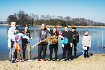 Zdjęcia przedstawiające mieszkańców domu witających Wiosnę