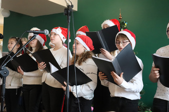 Kolędowanie z uczniami ze szkoły w  Pogorzeli